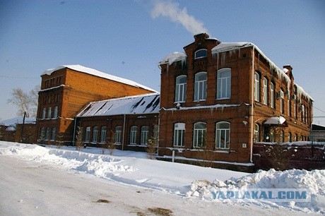 Три бабушки тайно запустили заброшенный ликеро-водочный завод на Урале