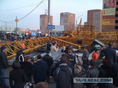 В Красноярске на прохожих рухнул башенный кран
