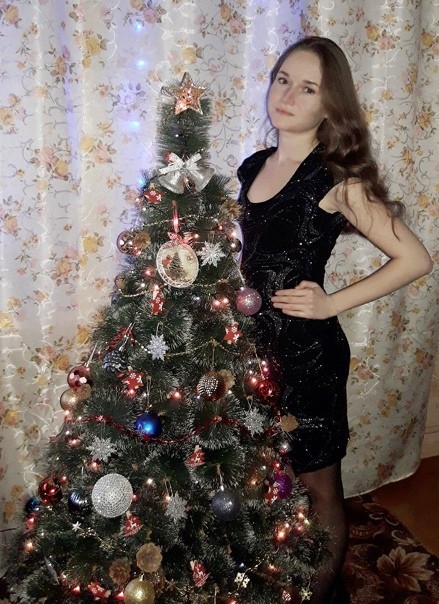 Девушки у ёлки