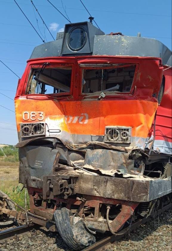 Семь вагонов пассажирского поезда сошли с рельсов после столкновения состава с КАМАЗом в Волгоградской области
