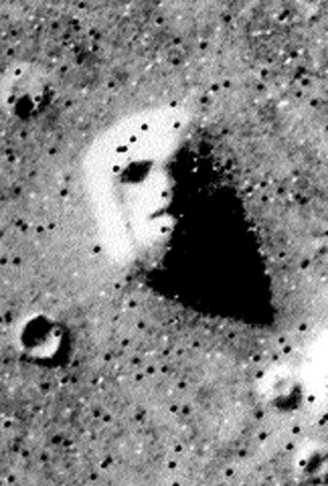 Астроном обнаружил лунные башни на краю кратера