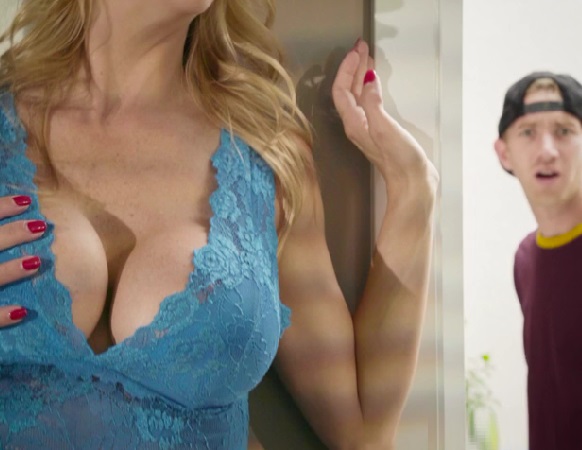 Жалаңаш жігіттер бейнеленген жұмыс үстелінің тұсқағаздары.