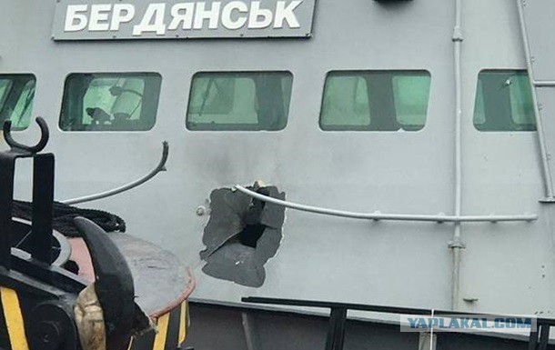 Только что Порошенко ввел военное положение на Украине из-за движухи с кораблями в Азовском море