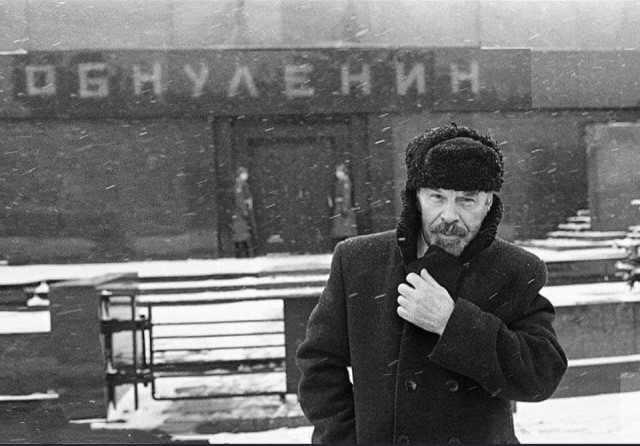 Народ! Вставай, проклятьем заклеймённый!