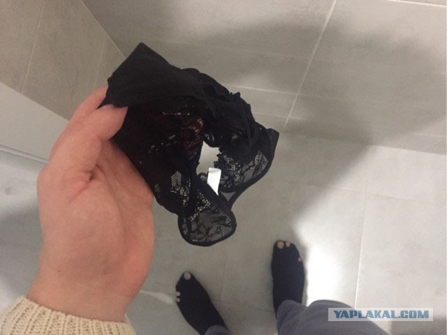 Зачем девушка оставила свои трусы?