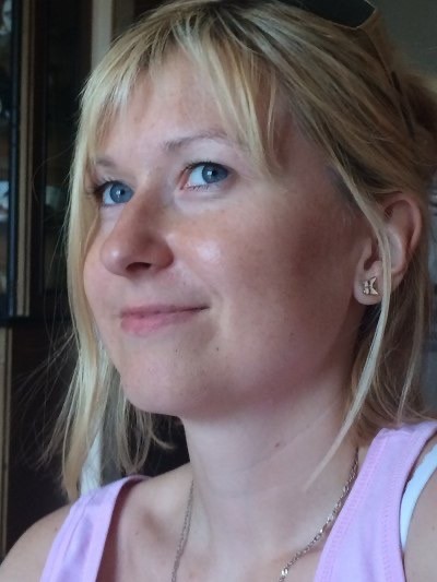 Две дамы не смогли определиться кто кого должен пропустить в узком проезде.