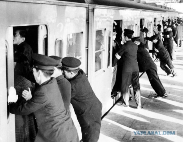 Метро в Токио в час пик