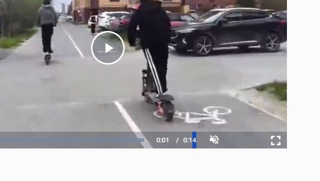 В Москве два зумера на самокатах влетели в легковушку и перелетели через неё