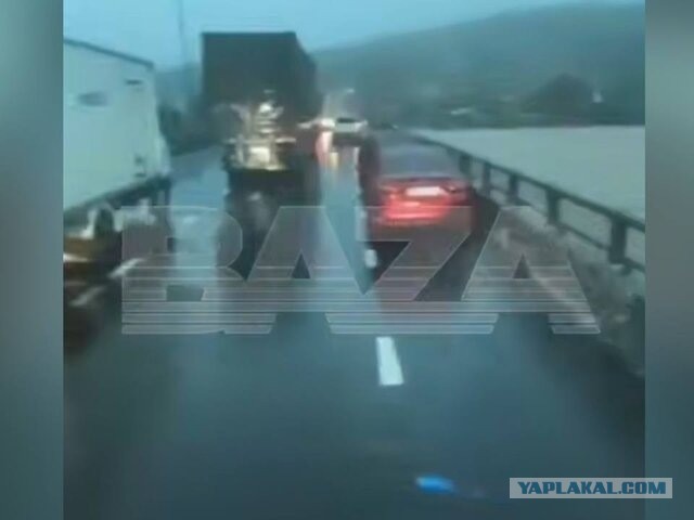 Целый мост уплыл во Вьетнаме после сильнейшего наводнения.