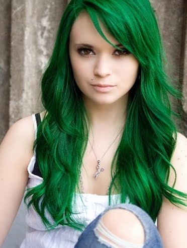Девушка с зелёными волосами.