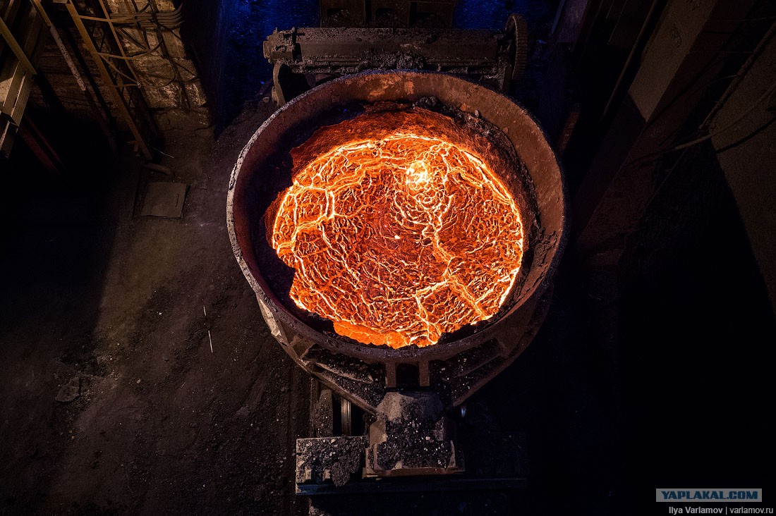 Литье металлов. Новочеркасский завод литейный цех. Литейный завод чугунное литьё. Плавка металла. Чугунное литье в металлургии.