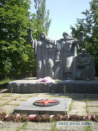 Девочка, залезшая на памятник Неизвестному солдату в Казани, расколола Интернет