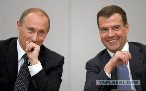 ФОМ и ВЦИОМ отметили снижение рейтингов Путина и Медведева