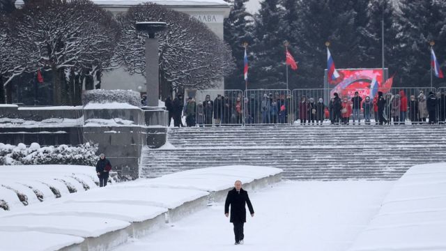 Макрона закидали помидорами во время поездки в муниципалитет Сержи под Парижем