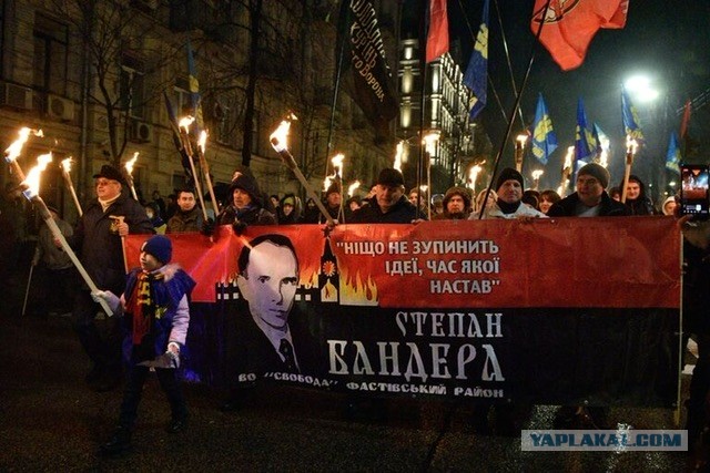 Тем временем люди несут цветы в Вечному огню в Киеве