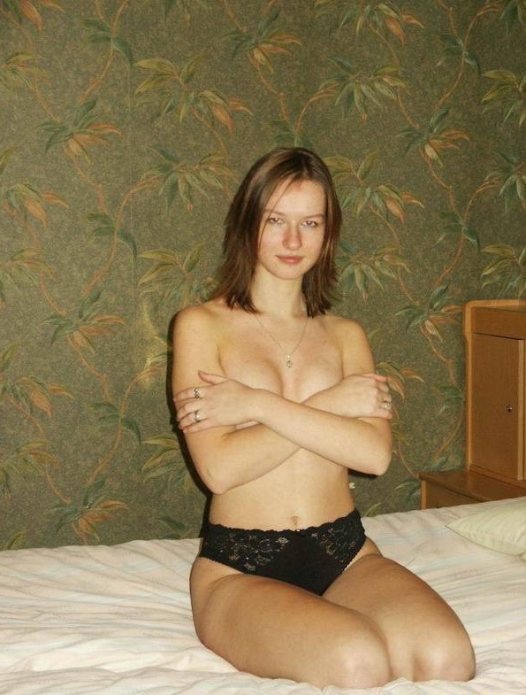 Домашние девушки в узнаваемых интерьерах - 6