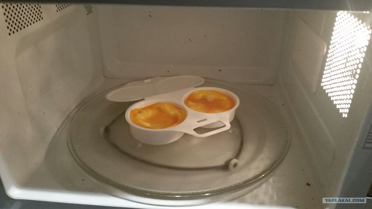 Яйцо в микроволновку. Яичница на тарелке в микроволновке. Яйцо глазунья в микроволновке. Завтрак с яйцами в микроволновке. Можно греть яйцо в микроволновке