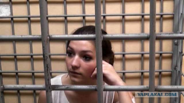 Сверстницы издеваются на девушкой