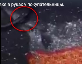 Батон сахалинского хлебозавода взорвался при нарезке в руках у покупательницы.