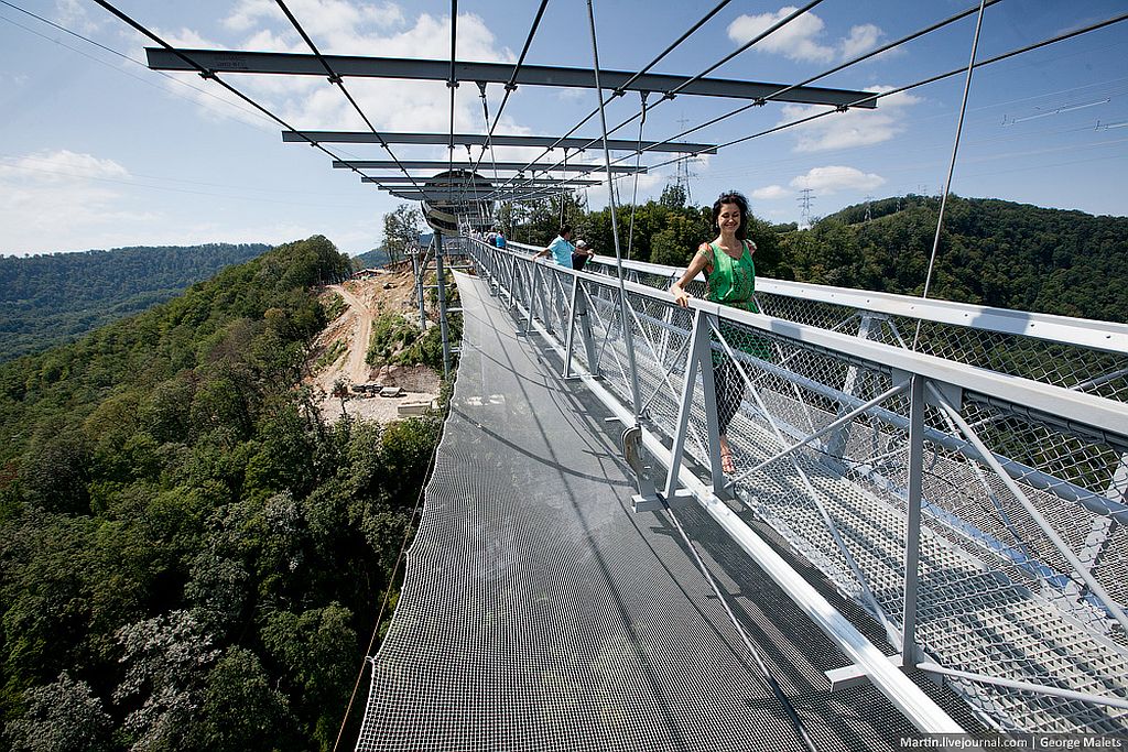 стеклянный мост сочи роза хутор. скайпарк сочи стеклянный мост. прозрачный подвесной мост роза хутор. стеклянный мост в сочи. стеклянный мост красная поляна сочи.