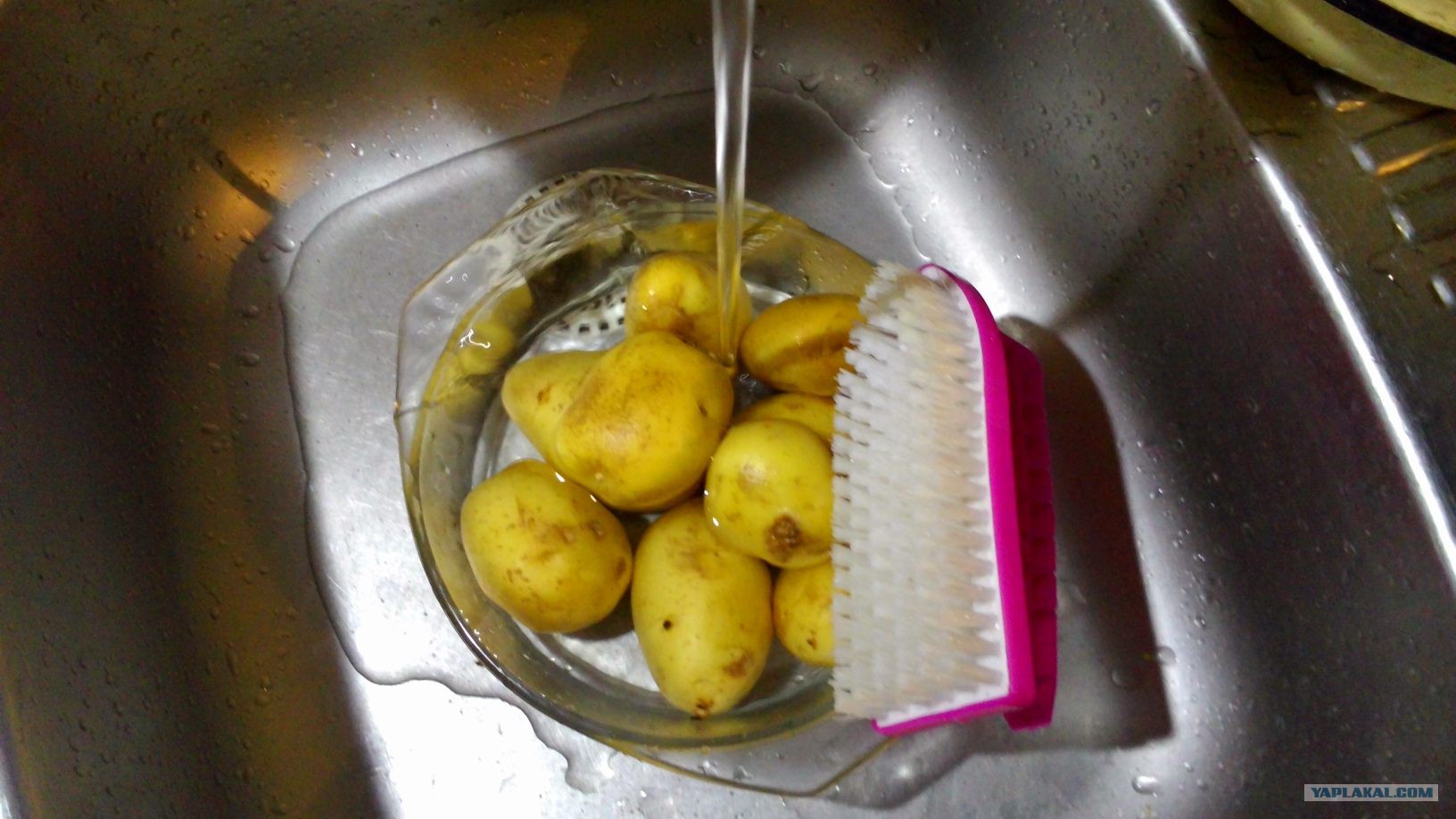 Картофель в горячую воду. Чистка картофеля. Мытье картошки. Картофель очищенный. Помыть картофель.