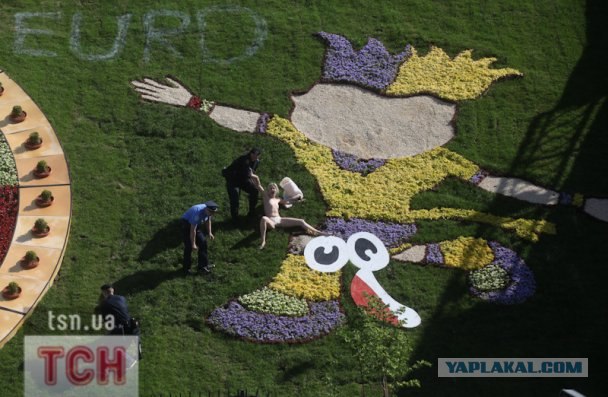Femen пристроили талисманам Евро-2012 гениталии