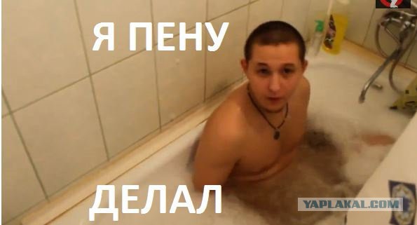 Как Вы думаете, чем занимается этот серьезный мужчина в метро...