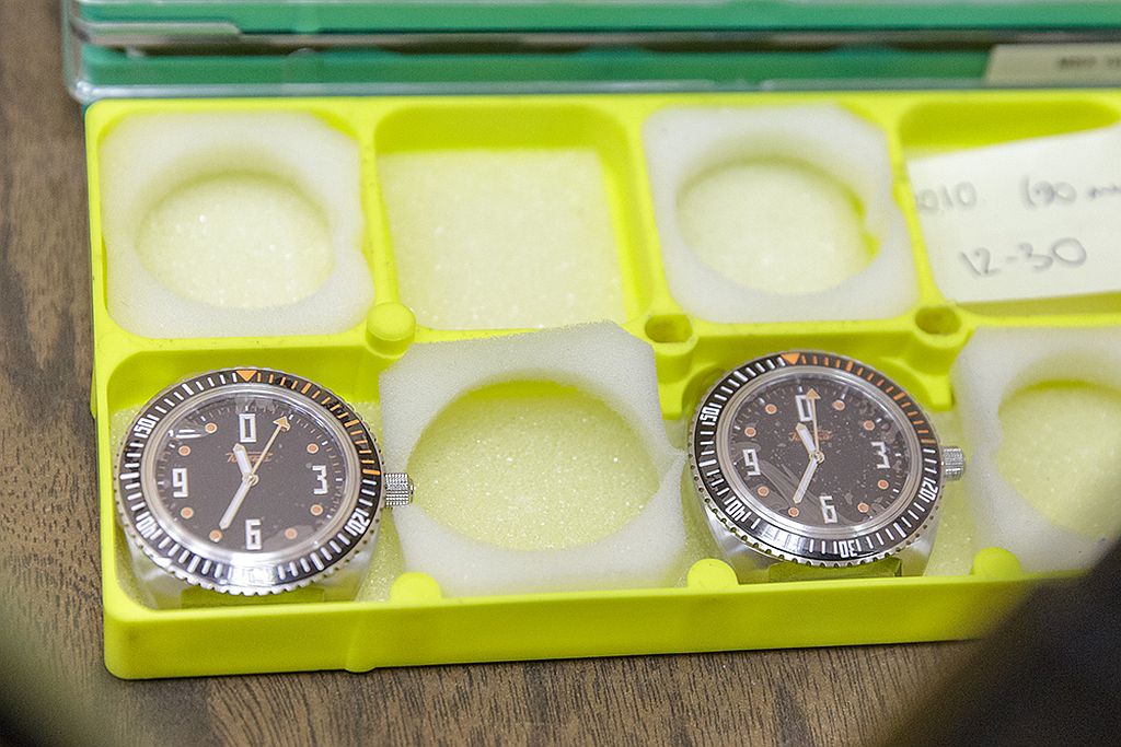 Сделай часы на час назад. Как делать часы. Как изготавливают часы. Часы сделано в России. Как сделать наручные часы с приколом для детей.