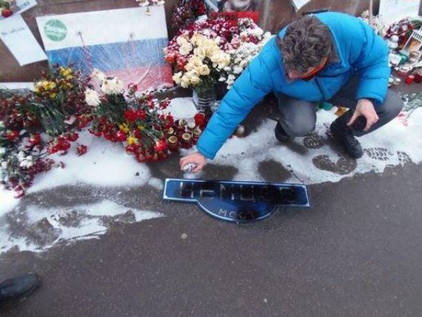 Неизвестный разгромил народный мемориал на месте убийства Немцова