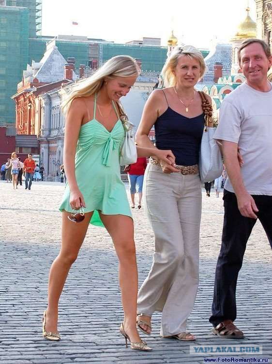 Скоро лето на дворе - девушки в легких платьицах