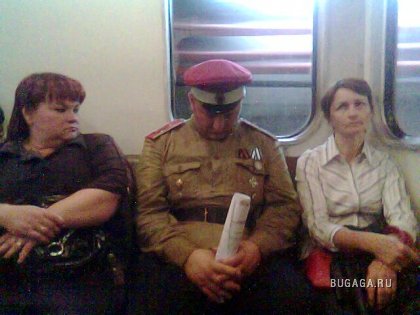 Пассажиры в метро.