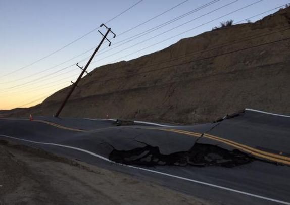 Разрушена автодорога в районе разлома Сан-Андреас