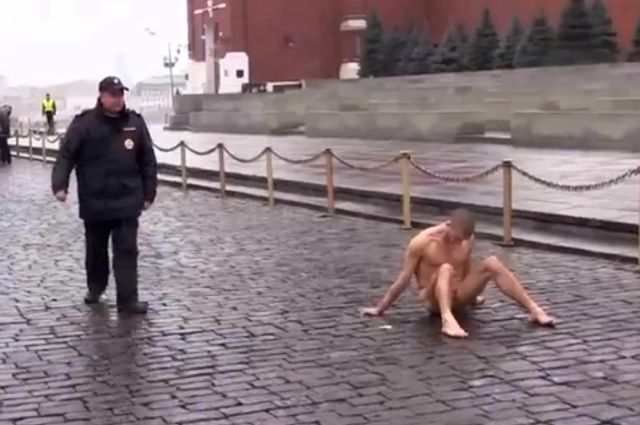 Художник Павленский покинул Россию и намерен просить политическое убежище во Франции