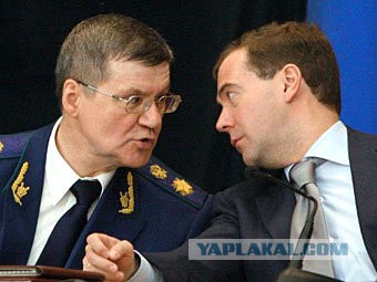 Медведев назвал "чушью", "какими-то бумажками" и "компотом" якобы собранный на него компромат