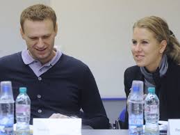 Полицейские Петербурга растаскивают пешеходов, чтобы некто, припарковавшийся на тротуаре, мог объехать пробку.
