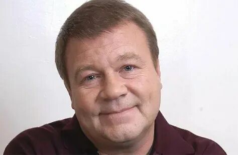 66-летний поклонник годами преследовал молодую 31-летнюю учительницу, а потом подал на неё в суд