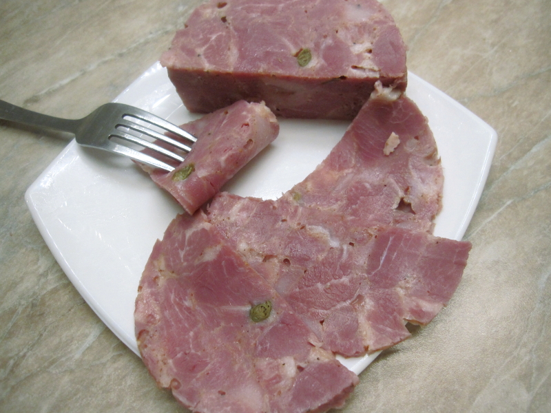 Рецепт прессованного мяса из свиной. Ветчина прессованная. Прессованная говядина. Прессованное мясо из говядины. Прессованное мясо ветчина.