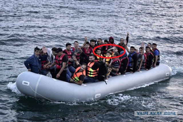 Беженцы плывут