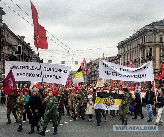 Крестный ход под портретом Николая II в Петербурге