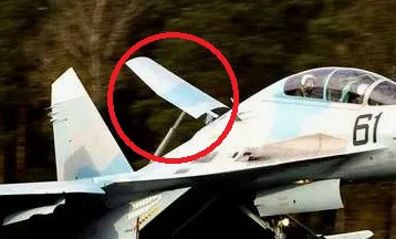 Су-27 ВКС РФ отгоняет самолет НАТО от стратегического бомбардировщика ВВС РФ