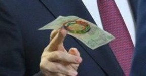 На саммите БРИКС Путин представил купюру единой валюты для стран-членов альянса, которая станет альтернативой доллару