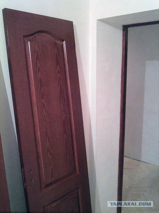 Деревянное дверное полотно дёшево и сердито.