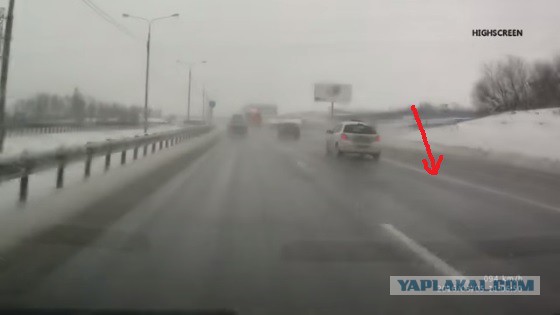 В Подмосковье при попытке опережения с эстакады свалился внедорожник