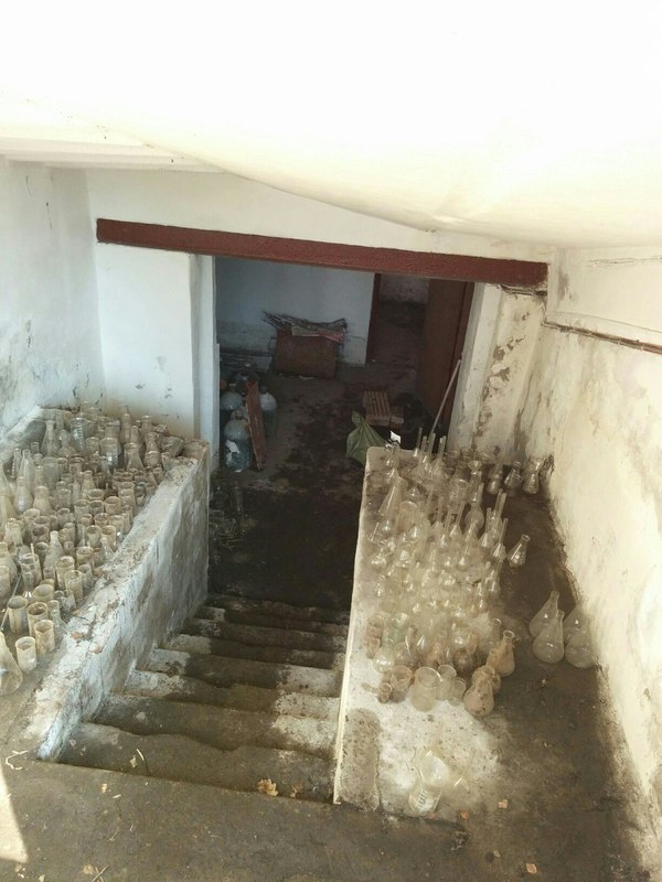 Клад в подвале: старый склад химпосуды