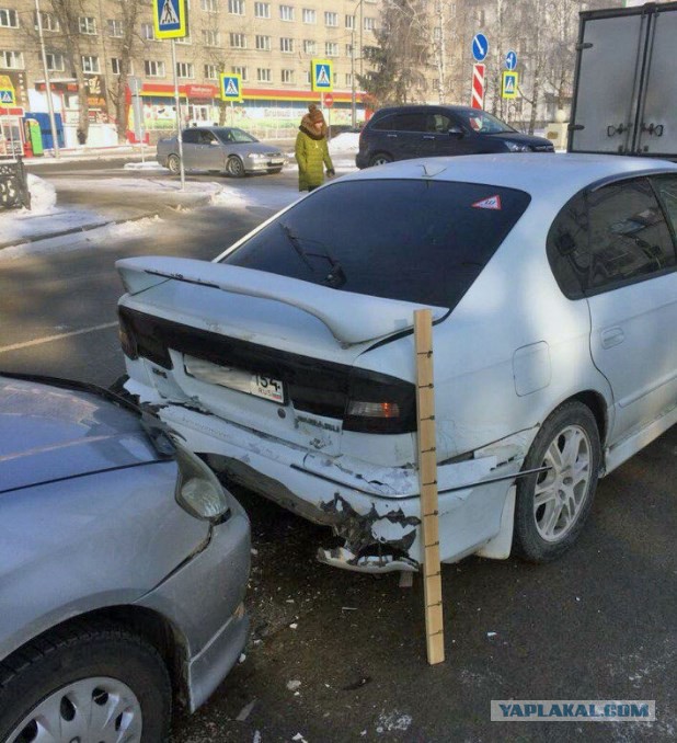 Он затонировал себе заднюю оптику и получил сразу же два ДТП в солнечный день