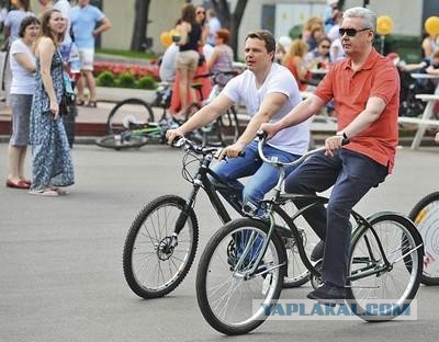 Премьер Нидерландов пролил кофе в здании Парламента и сам за собой убрал
