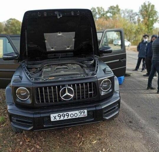 В Воронежской области поймали мужчину с чемоданом денег, автоматом и поддельным удостоверением следователя