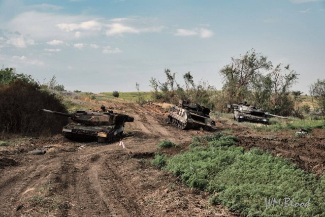 Множество разбитых танков Leopard, Bradley и другая западная техника
