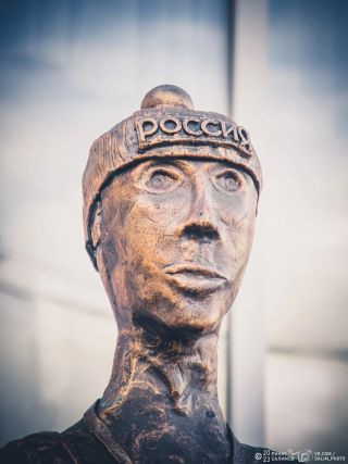 «Стальной парень со стальным характером». В Пермском крае установили памятник лыжнику, которого местные посчитали мужем Алёнки