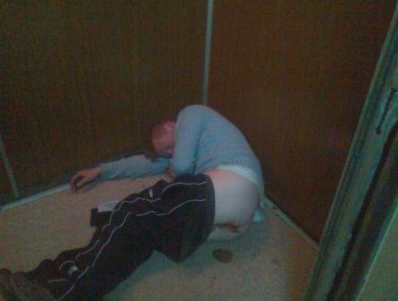 Одни соседи пытаются создать новогоднее настроение, а другие - испоганить его